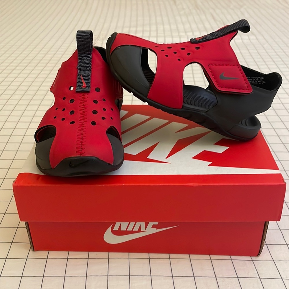 Nike sunray protect 2 toddler size 6c red and black in great condition with box